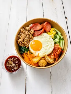 Hình ảnh Đặc biệt cơm trộn cá viên, xúc xích, thịt heo