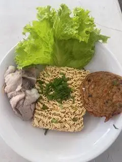Hình ảnh Mì tôm chả cá - xương heo