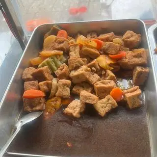 Hình ảnh cơm rau củ kho thập cẩm + dưa leo + canh thuần chay 