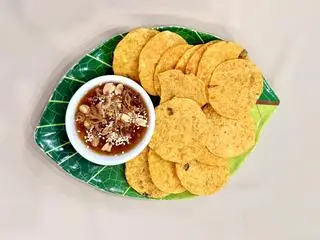 Hình ảnh Bánh đa đỏ chấm sốt me
