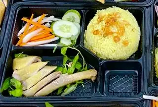 Hình ảnh Cơm gà ta đùi tỏi