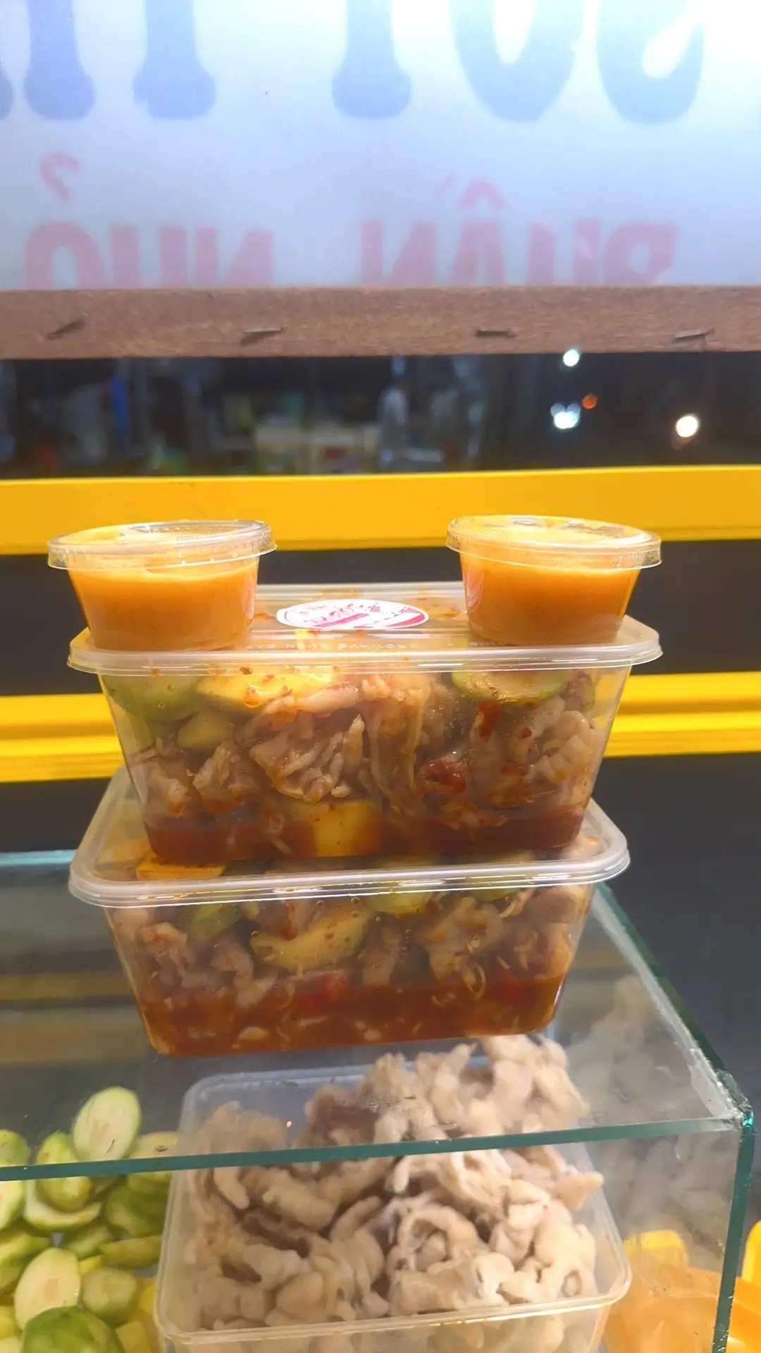 Hình ảnh combo 2 họp chân gà sốt thái lớn 
