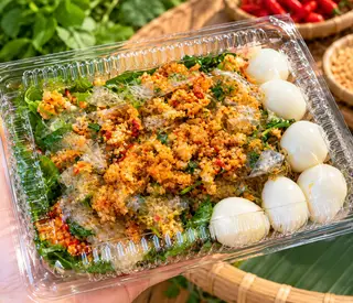 Hình ảnh Bánh tráng trộn mỡ hành đặc biệt kèm tóp mỡ