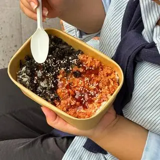 Hình ảnh Cơm bò kim chi đen