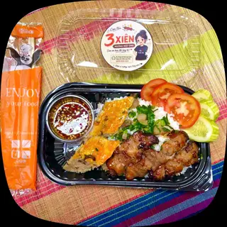 Hình ảnh Cơm Tấm Đặc Biệt ( 3 xiên + bì + chả + trứng kho hoặc ốp la)