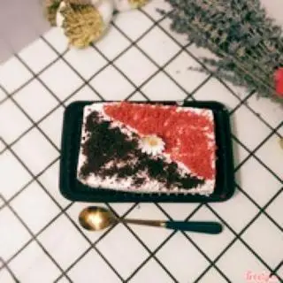 Hình ảnh Bánh gato kem tươi rắc oreo + red