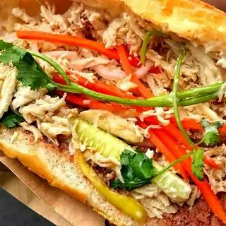 Hình ảnh Bánh Mì Pate Gà Bơ Tỏi