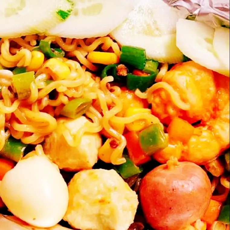 Hình ảnh Mì trộn Indomie trứng chiên - cá viên - rau củ salad ăn kèm