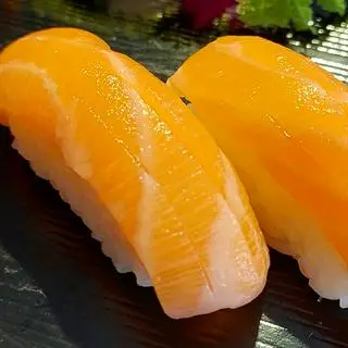 Hình ảnh Nắm Cá Hồi ( 2 viên)