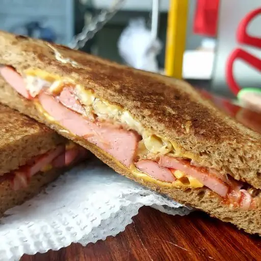 Hình ảnh Sandwich Ngũ Cốc - Xúc Xích Xông Khói