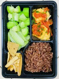 Hình ảnh Cơm chay gạo lứt đen đậu sốt cà chua 