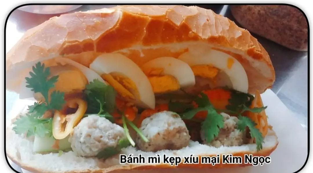 Hình ảnh Bánh Mì Kẹp Xíu Mại + Trứng