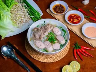 Hình ảnh Bánh canh giò heo - xúc xích