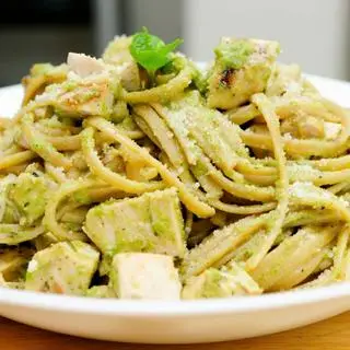Hình ảnh Mỳ gà xốt pesto xanh