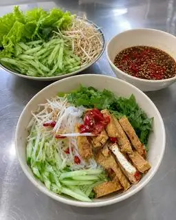 Hình ảnh Bún nước tương có thịt, trứng, đâu hủ 