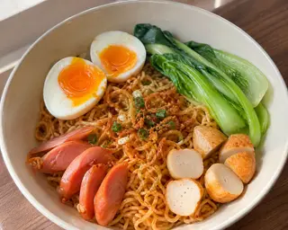 Hình ảnh Mì trộn trứng xúc xích cá viên