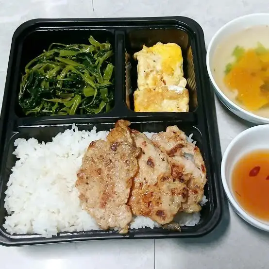 Hình ảnh Cơm thịt nướng ngũ vị, trứng hành rán, rau, canh