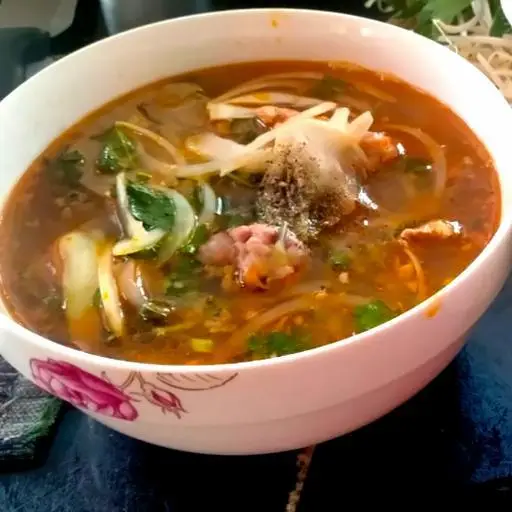 Hình ảnh Bún bò Huế tô lớn nạm - chả cua
