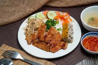 Hình ảnh Cơm tấm sườn bì chả