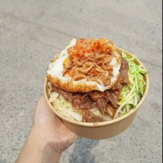 Hình ảnh Cơm trộn trứng xúc xích sốt 