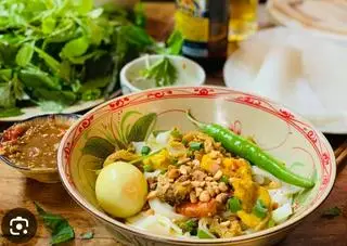 Hình ảnh mỳ quảng gà ta trứng cút 
