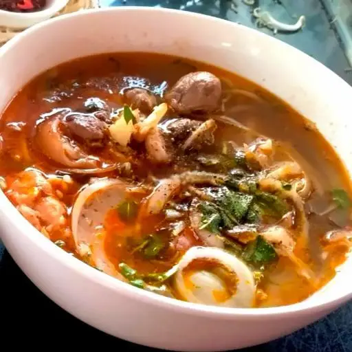 Hình ảnh Bún bò Huế tô lớn tái - nạm - chả