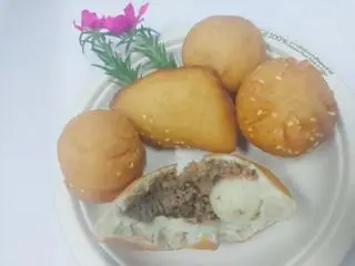 Hình ảnh bánh xếp nhân thịt bằm củ sắn 2 trứng cút Lắc PHO MAI 