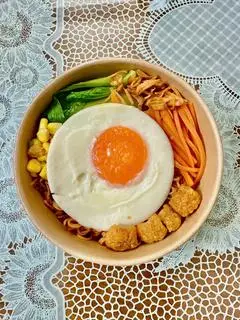 Hình ảnh Mì trộn rau + trứng + tóp mỡ mắm tỏi + bắp 