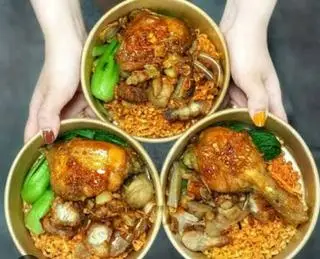 Hình ảnh Mì trộn gà mắm tỏi