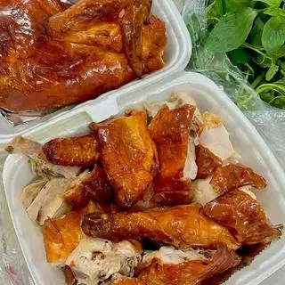 Hình ảnh 1 con gà quay sốt bản đôn +4 bánh bao. 