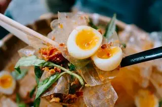 Hình ảnh Bánh tráng trộn trứng lòng đào