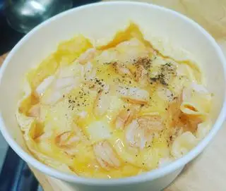 Hình ảnh Cơm thịt ghẹ phủ trứng