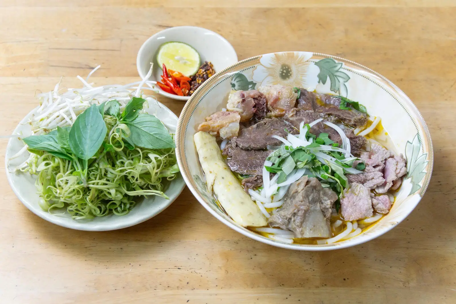 Hình ảnh Bún bò thập cẩm