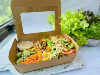 Hình ảnh Salad ức gà áp chảo lá thơm
