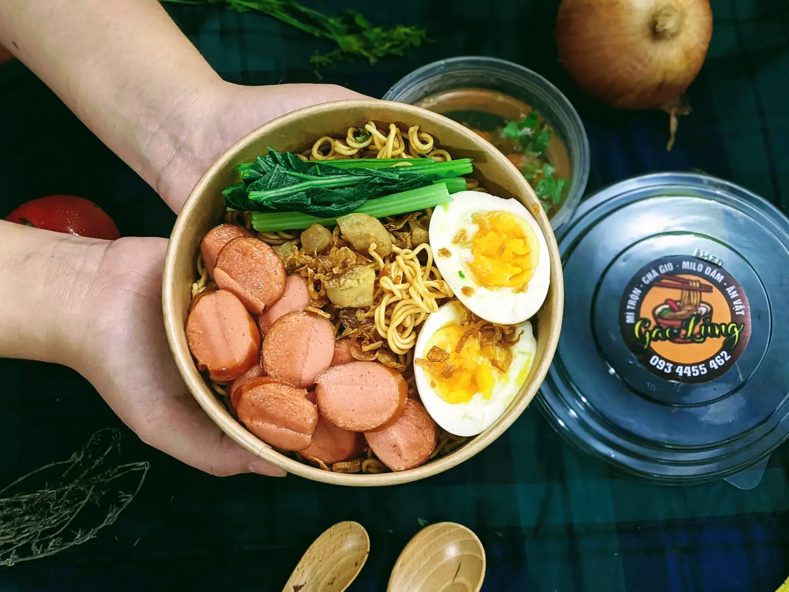 Hình ảnh Mì trộn xúc xích Đức - trứng lòng đào -GÁCLửng freetặngkèmcanh Rong biển