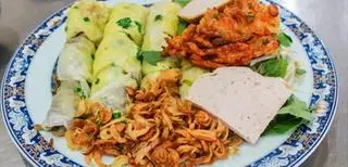 Hình ảnh Bánh cuốn trứng nóng nhân thịt - phần nhỏ