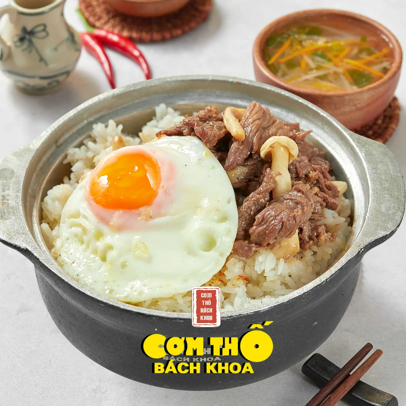 Hình ảnh Cơm trắng thịt bò trứng ốp