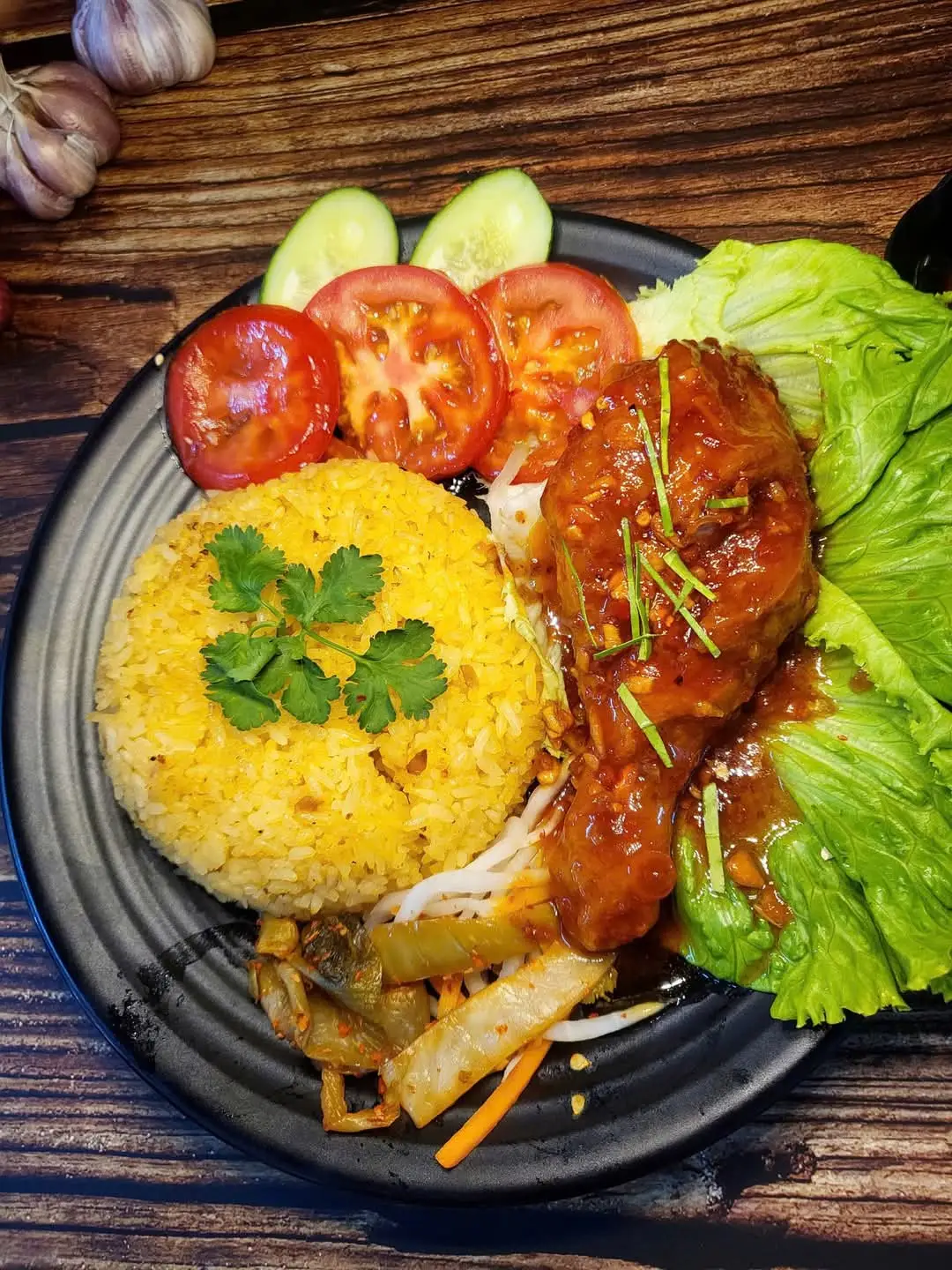 Hình ảnh Cơm gà chiên đùi xốt tỏi