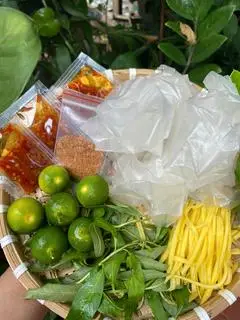 Hình ảnh Bánh tráng chấm sốt me