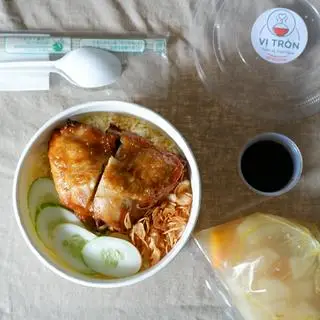 Hình ảnh Cơm gà xối mỡ - má đùi