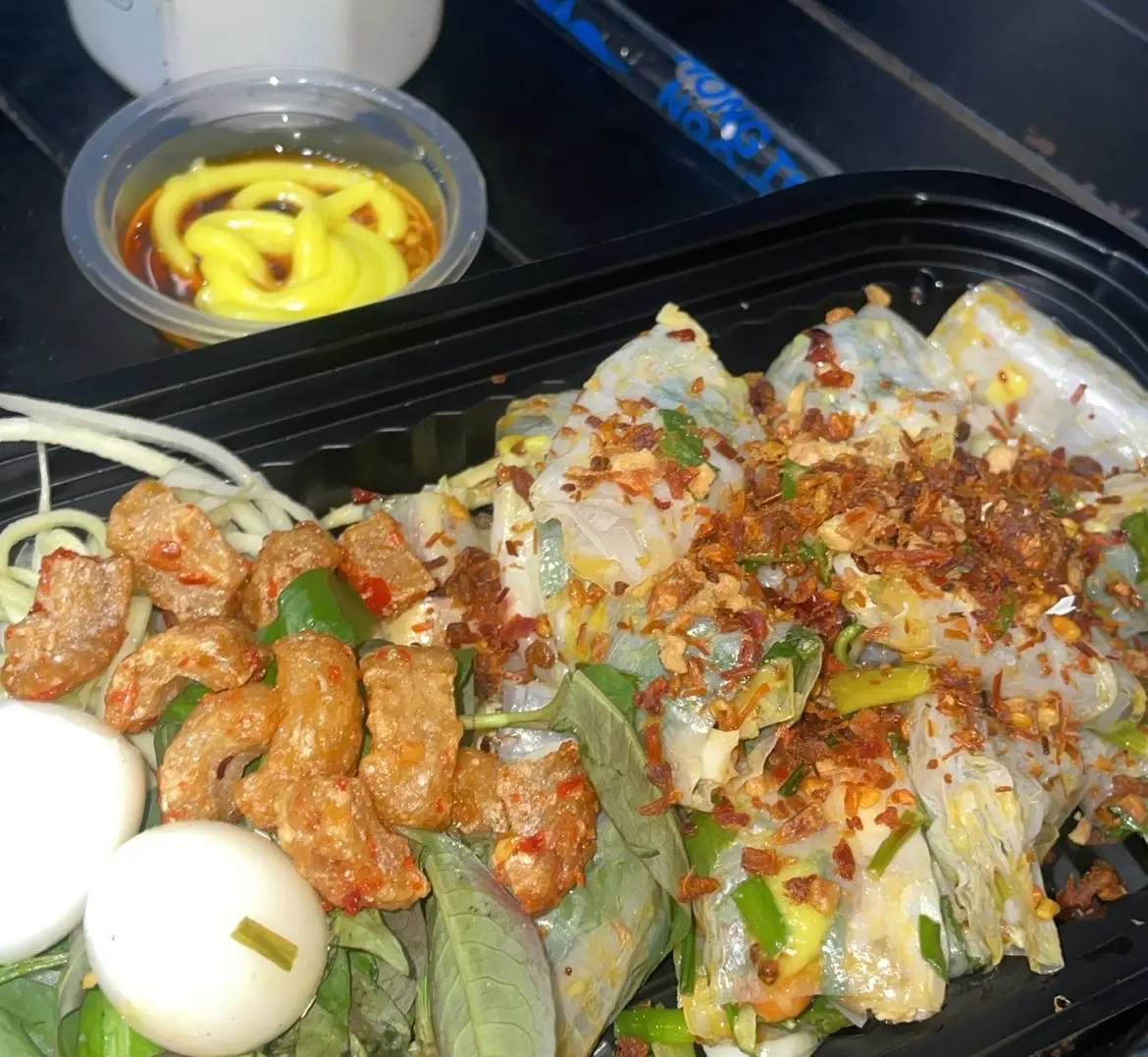 Hình ảnh Bánh tráng cuốn lắc tóp mỡ