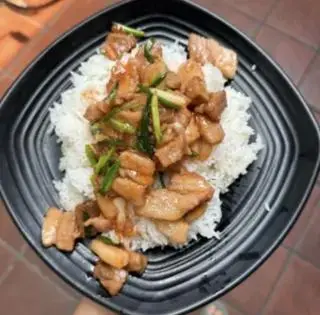 Hình ảnh Cơm thịt rang cháy cạnh