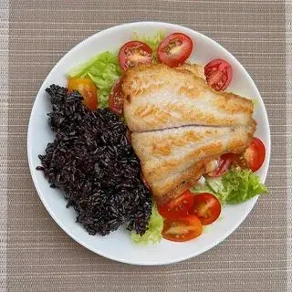 Hình ảnh Cơm Lứt Cá Ba Sa Áp Chảo