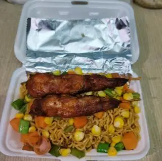 Hình ảnh mì trộn gà xiên que