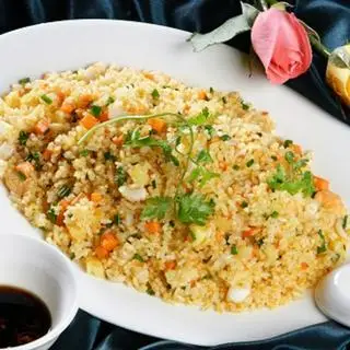 Hình ảnh Cơm chiên cá mặn gà xé