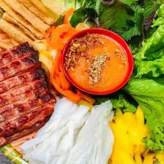 Hình ảnh Nem nướng Nha Trang nước chấm nhỏ