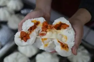 Hình ảnh Bánh bao xúc xích phomai