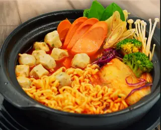 Hình ảnh Mì lẩu thái xúc xích