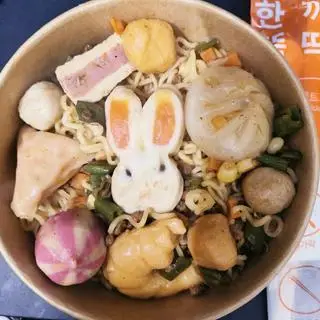 Hình ảnh Mì trộn sốt nấm phô mai cay thập cẩm