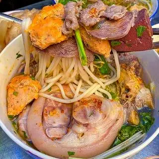 Hình ảnh Bún bò Huế bát đầy đủ
